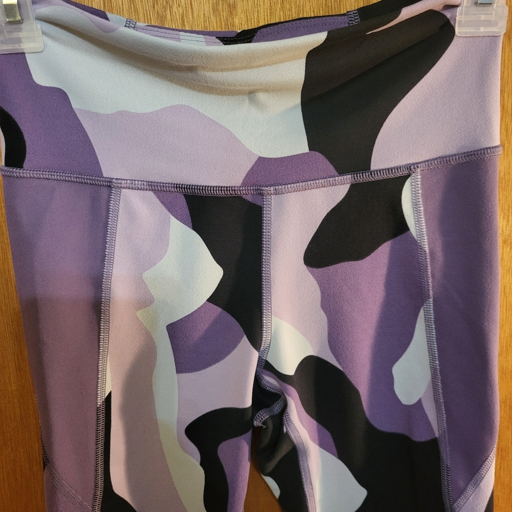 Under Armour purple camo Rush leggings. Sold out in U.S. NWOT Extra Small - Picture 11 of 12